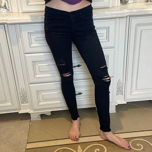 Black distressed akinny jeans with raw edge